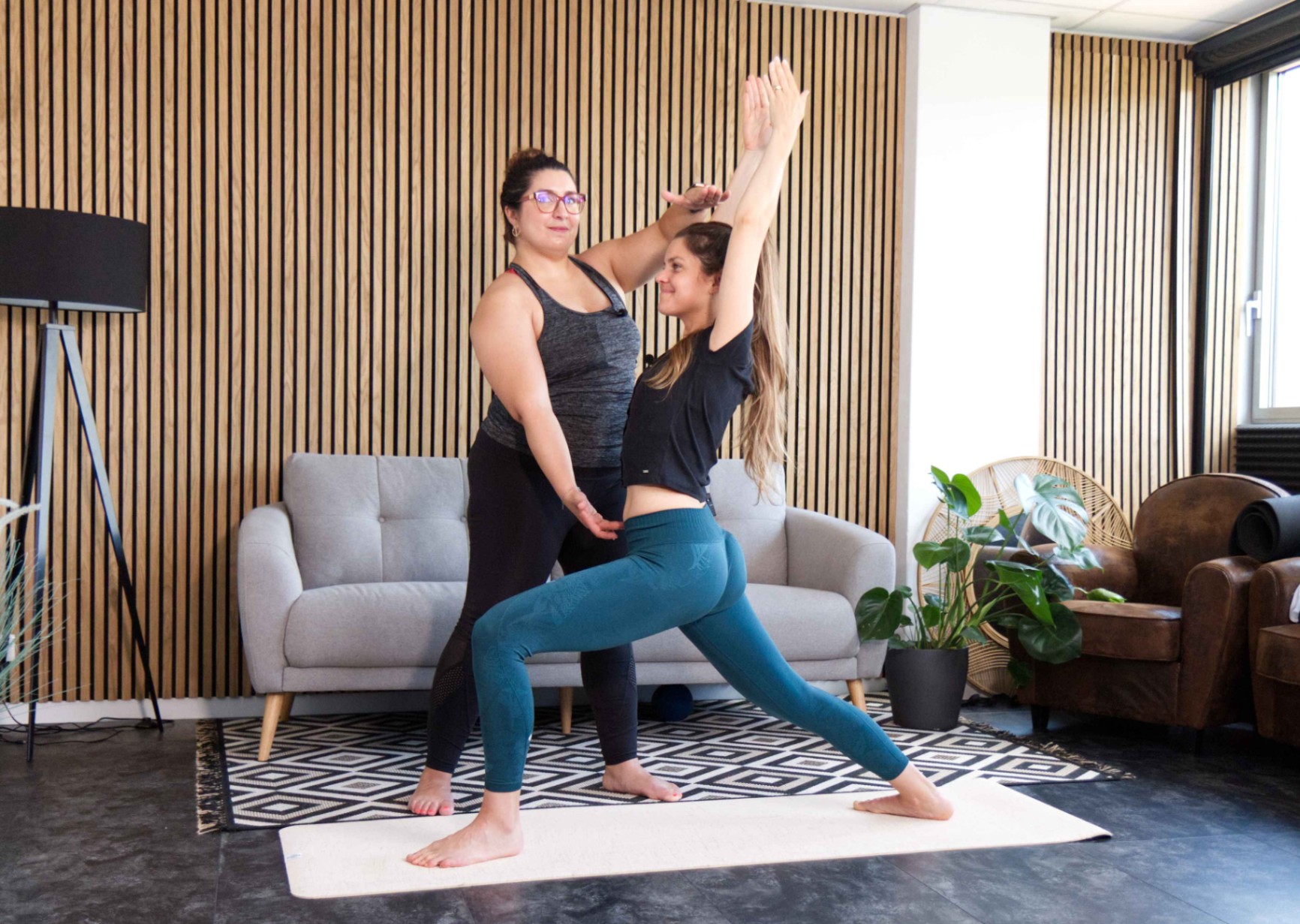 Les salutations au soleil avec un périnée engagé