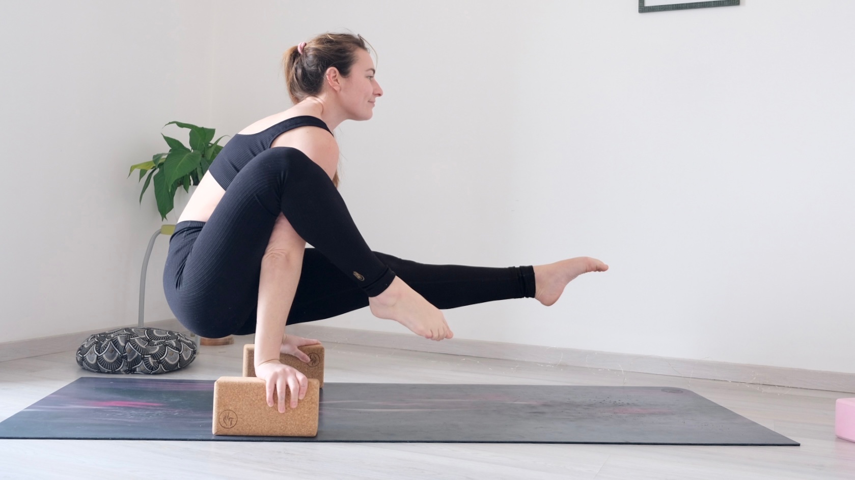 Atelier Eka Pada Bhujasana